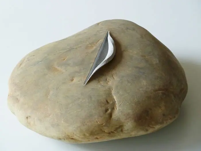 Escultor manipula las piedras como si fueran de masa