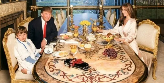 La Inquietante foto de Donald Trump y su familia.