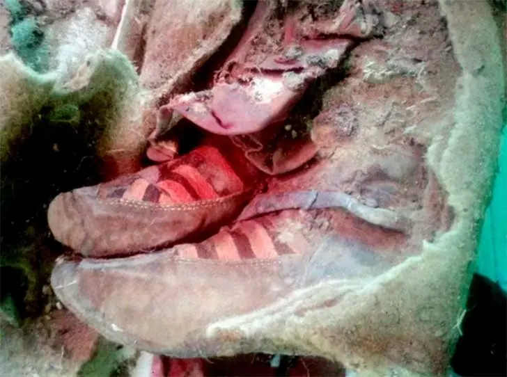 Hallan una momia de 1.500 años con zapatillas "adidas"