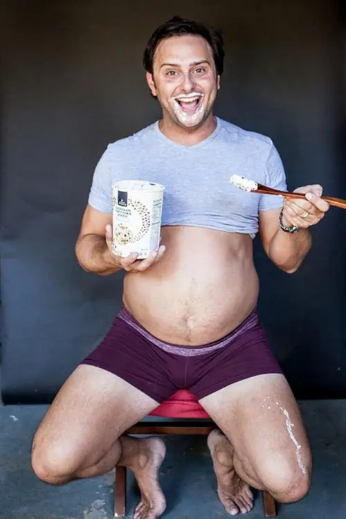 No quiso tomarse fotos de maternidad él se las tomó por ella