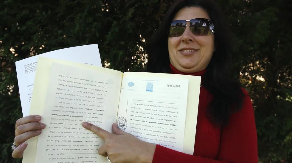 Esta mujer dice ser la dueña del Sol y quiere que le pagues