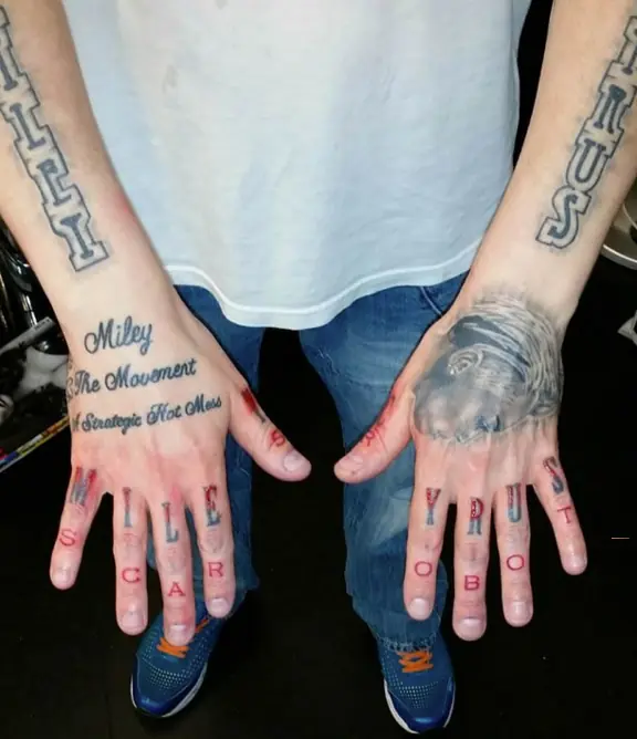 Se borrará los 29 tatuajes que tiene de Miley Cyrus