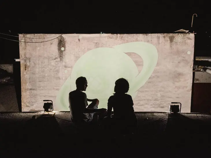 Artistas llevaron los murales a otro nivel brillan de noche!