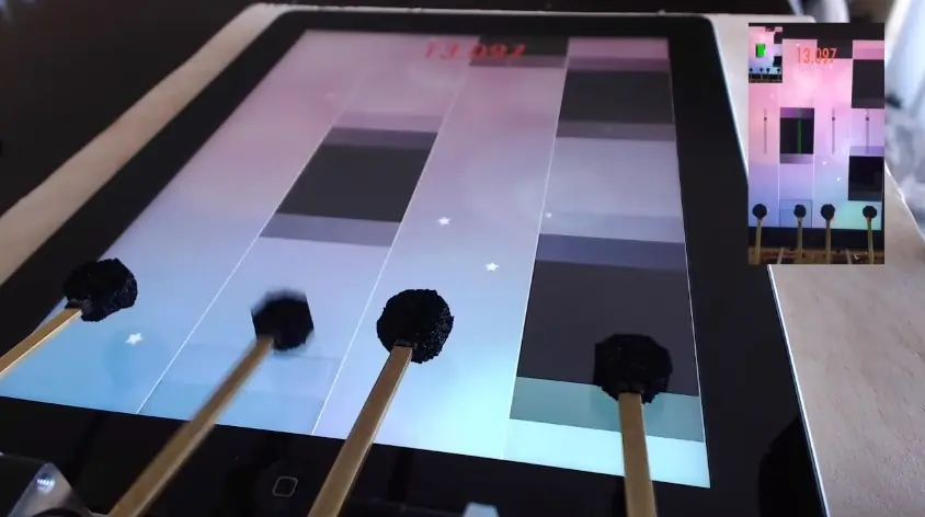 Robot establece world record en Piano Tiles 2