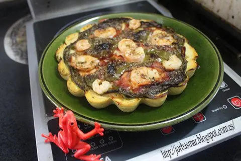 Pizza sin harina de gambas, beicon y pimientos
