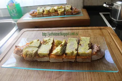 Sobras de sobras sobre rebanada de pan