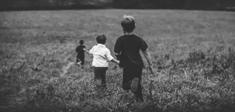 Le toma una foto a su hijo y descubre algo aterrador