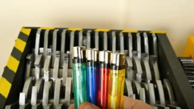 ¿Qué pasa si tiras encendedores a una trituradora?: video