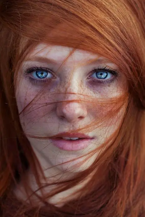 Personas a las que las pecas las hacen aún más hermosas