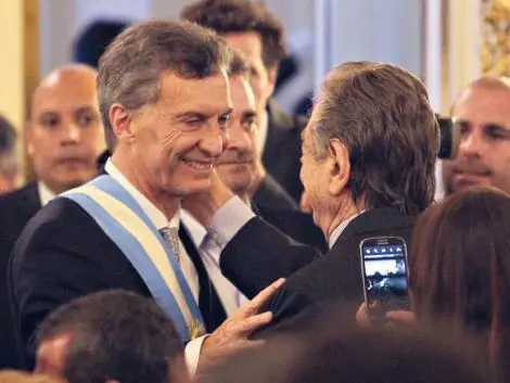 Macri, bajo la lupa, le roba al pais