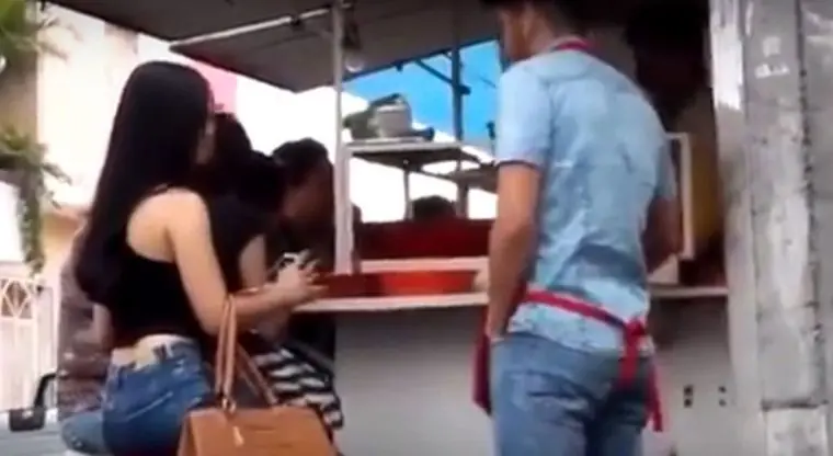 Finge ser taquero ¡y deja en ridículo a mujer interesada!