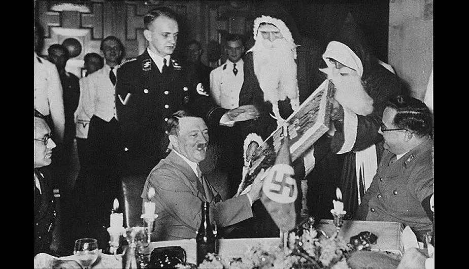 No termines la navidad solo, que el Fuhrer te acompañe.