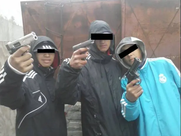 Altos negros con altos autos: Explicación