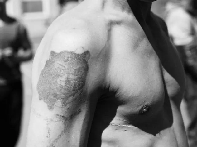 10 Casos de tatuajes forzados a través de la historia 10 Casos de tatuajes forzados a través de la historia