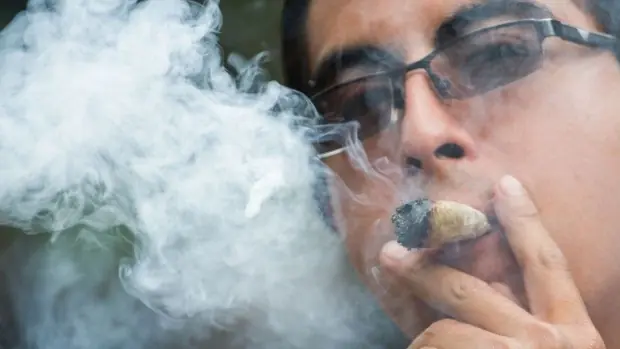 "Es muy grave la banalización de fumar porros"