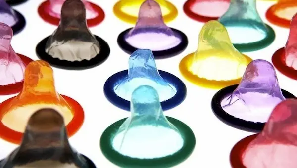 Observa de cerca la fabricación de preservativos