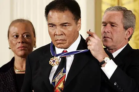 La muerte de Mohamed Ali, los illuminati y extraterrestres