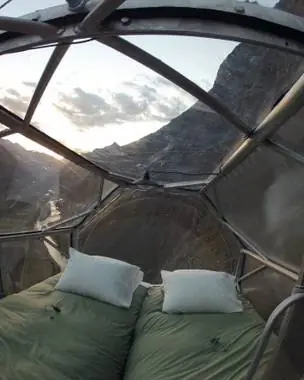 El hotel que cuelga de una montaña