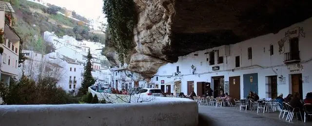 casas bajo la roca