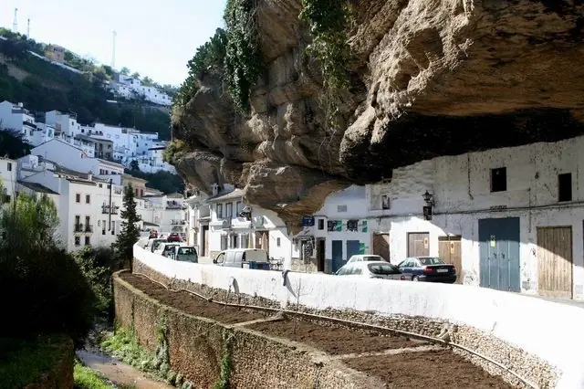 Setenil de las Bodegas, viviendo bajo una roca