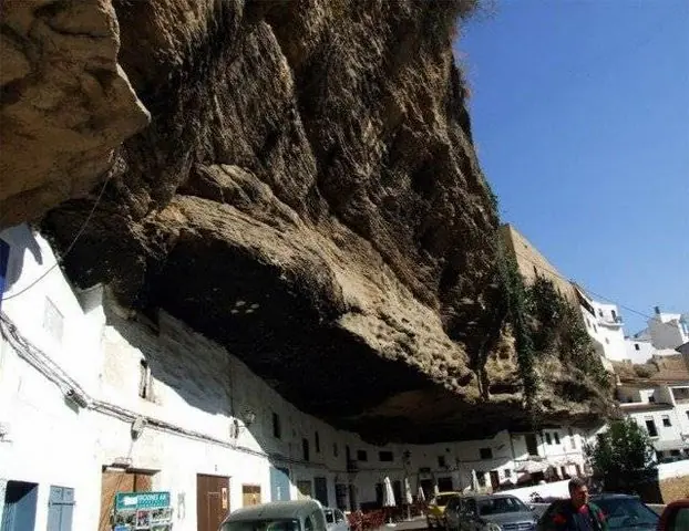 casas bajo la roca