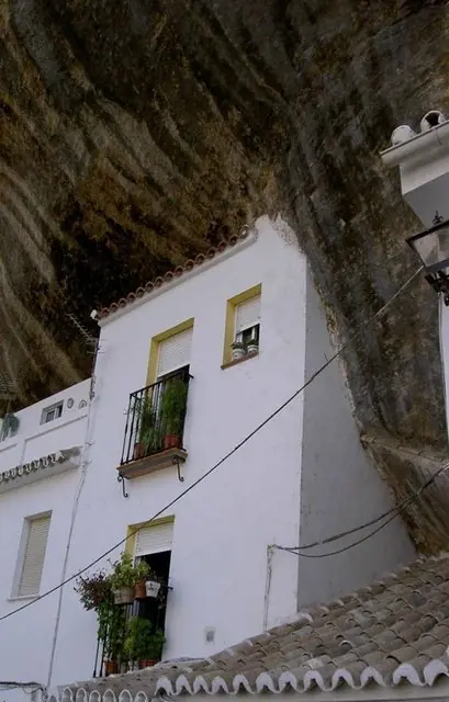 casas bajo la roca