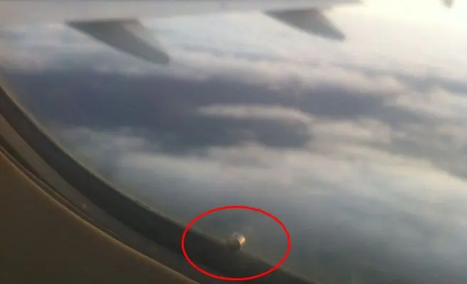 ¿Por qué las ventanillas del avión tienen un agujero?