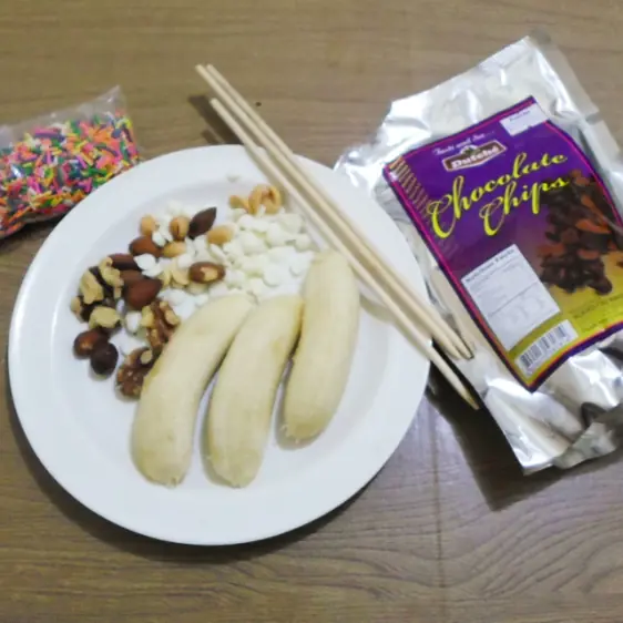Haz unos riquísimos plátanos congelados bañados en chocolate