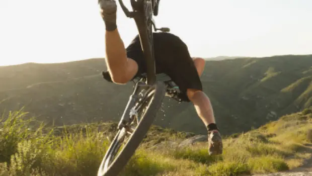 Ciclista sufre erección de 5 semanas tras golpe con la bici