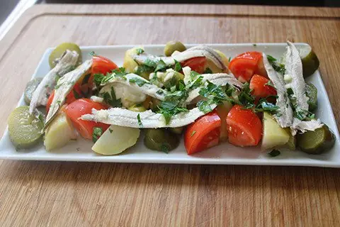 Ensalada de boquerones con patatas y tomate