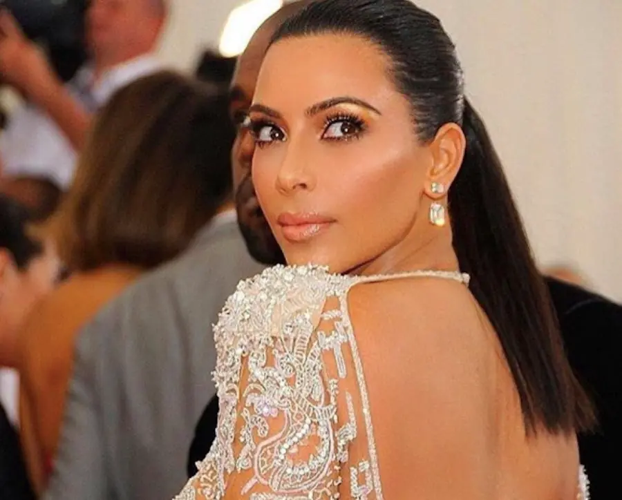 Le pagan $ a sujeto para maquillar trasero de Kim Kardashian