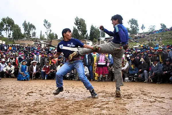 Takanakuy:pelea tradicional de mujeres y hombres