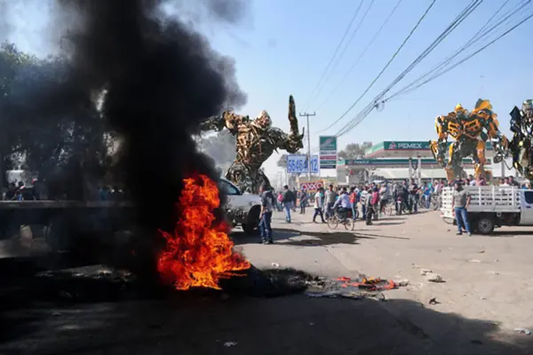 Transformers se unen a las protestas (gasolinazo)