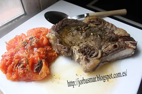 Chuletón de ternera con tomate asado