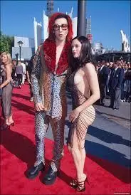 10 Atuendos sobre la alfombra roja mas locos que hayas visto 10 Atuendos sobre la alfombra roja mas locos que hayas visto