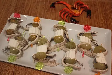 Banderillas de boquerones con uvas y queso