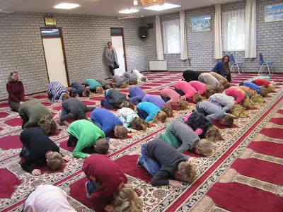 Niños obligados a rezar en una mezquita