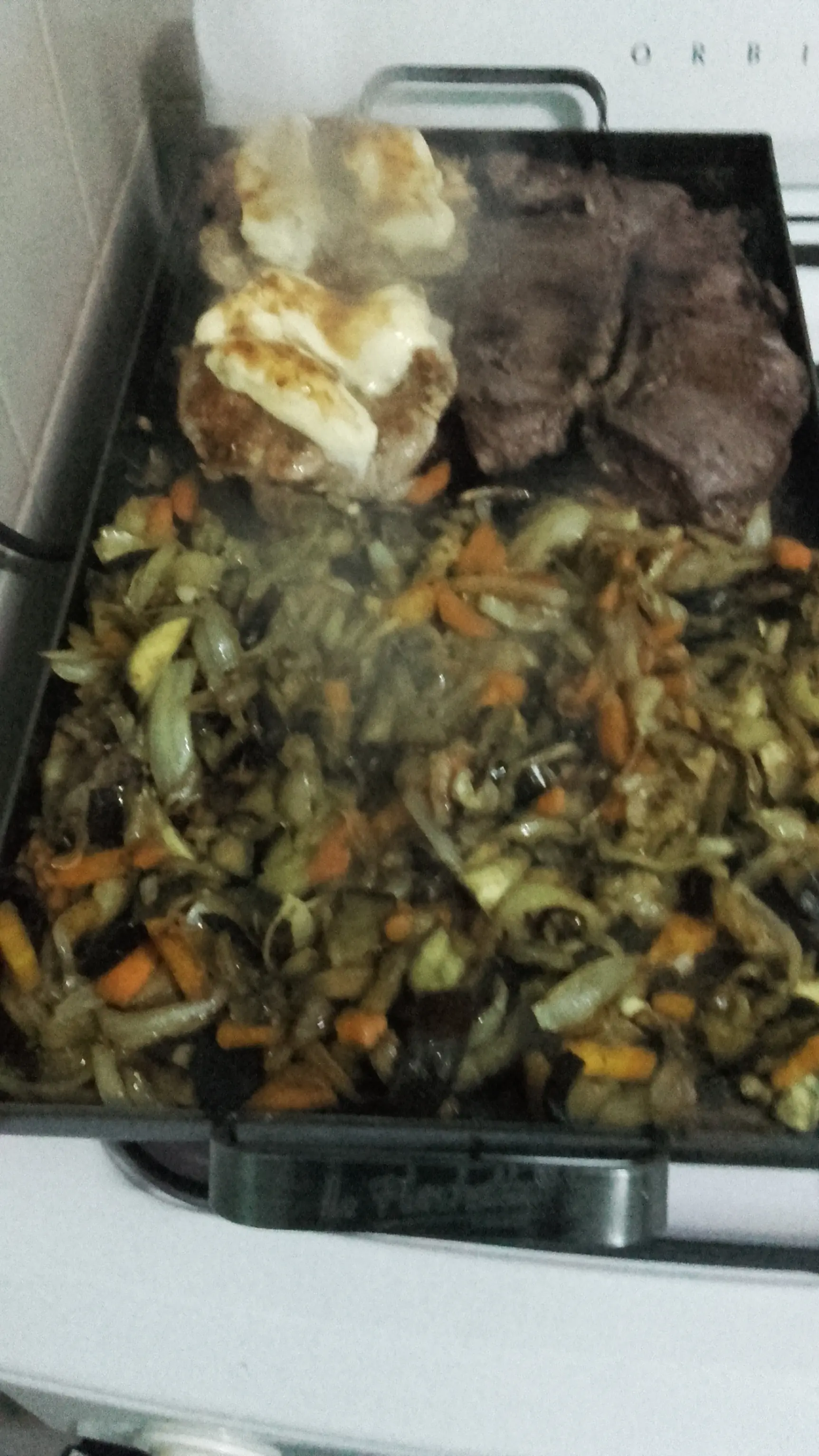 Entrañas y pollo deshuesado con verduras a la plancha
