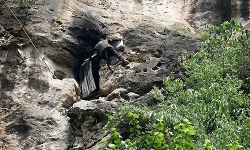 El hombre que vive aislado en una montaña hace más de 20... El hombre que vive aislado en una montaña hace más de 20...