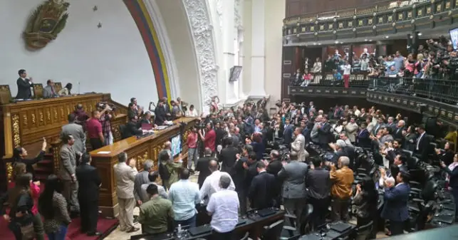 Maduro lee sobre “abandono”, cena 3 arepas y toma una siesta