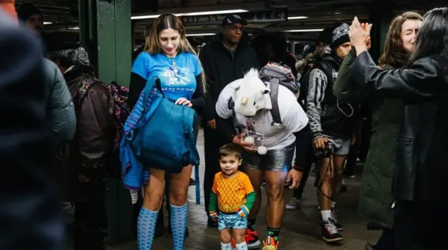 Casi desnudos, viajan en el subte de Nueva York