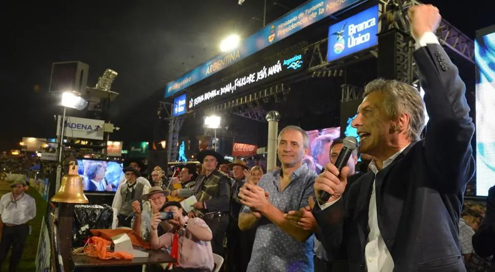 mientras la pecheamos , macria a puro choripan en cordoba