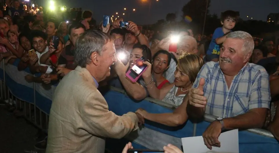 mientras la pecheamos , macria a puro choripan en cordoba
