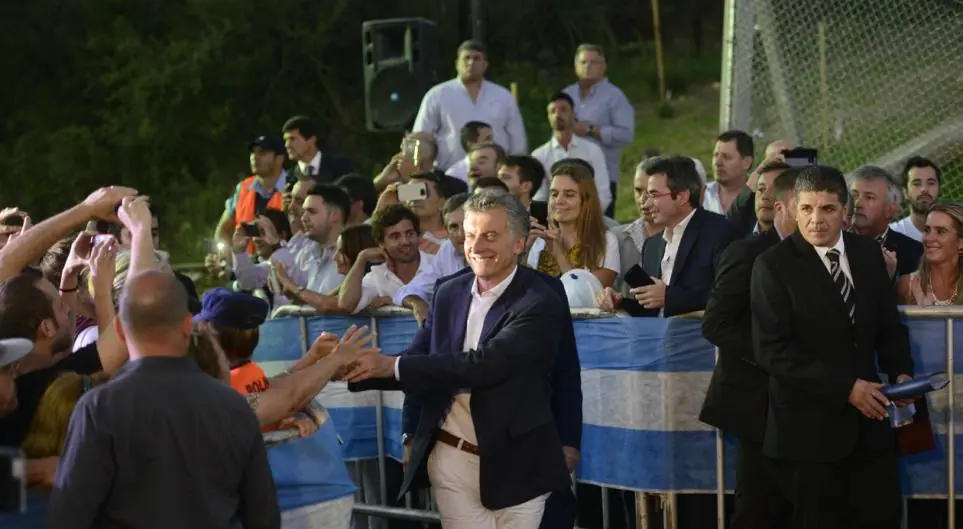 mientras la pecheamos , macria a puro choripan en cordoba