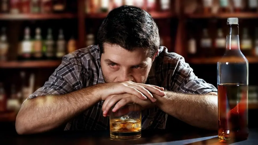 ¿Que es la drunkorexia?
