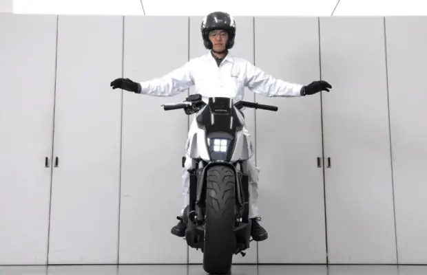 La moto inteligente de Honda que anda sin piloto es furor