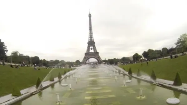 Muchachos escalan la Torre Eiffel y se hace viral
