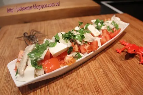 Ensalada de tomate, queso y boquerones