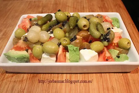 Ensalada de aguacate, queso y tomate con sal negra