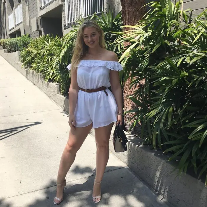 De pie para recibir a Iskra Lawrence y sus curvas perfectas